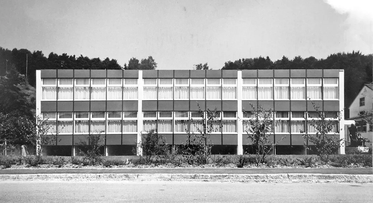 Man sieht ein Schulhaus in Schwarz-Weiss aufgenommen.